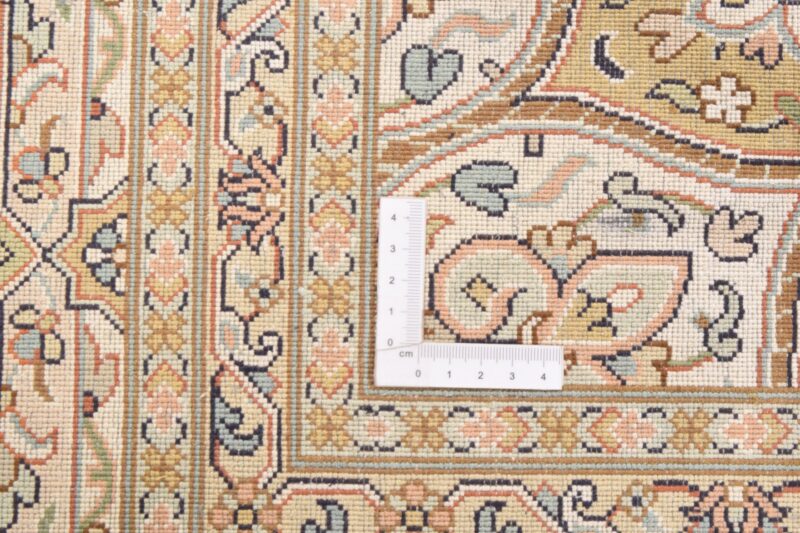Indian Oriental Rug 169 × 239 cm, Wool, hand-knotted, pile — view 3 Indian Oriental Rug 169 × 239 cm, Wool, hand-knotted, pile — view 3