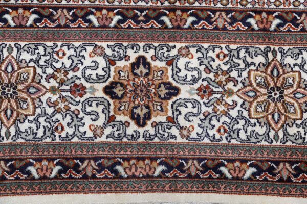 Kashmir Oriental Rug 175 × 246 cm, Silk, hand-knotted — view 8 Kashmir Oriental Rug 175 × 246 cm, Silk, hand-knotted — view 8