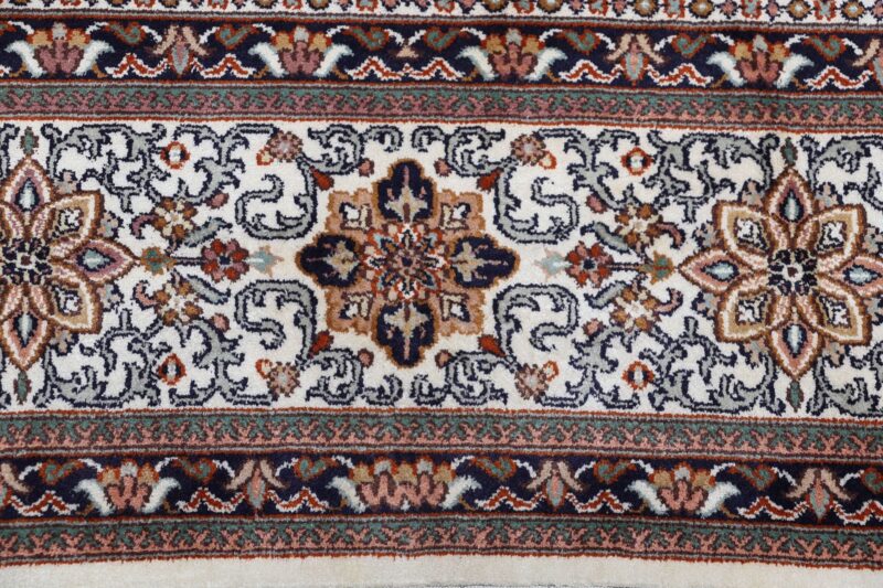 Kashmir Oriental Rug 175 × 246 cm, Silk, hand-knotted — view 8 Kashmir Oriental Rug 175 × 246 cm, Silk, hand-knotted — view 8