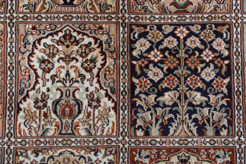 Kashmir Oriental Rug 175 × 246 cm, Silk, hand-knotted — view 9 Kashmir Oriental Rug 175 × 246 cm, Silk, hand-knotted — view 9