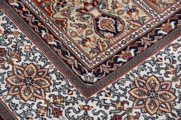 Kashmir Oriental Rug 175 × 246 cm, Silk, hand-knotted — view 5 Kashmir Oriental Rug 175 × 246 cm, Silk, hand-knotted — view 5