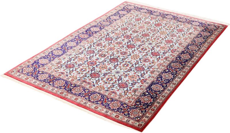 Qom Persian Rug 135 × 200 cm, Silk, hand-knotted — view 3 Qom Persian Rug 135 × 200 cm, Silk, hand-knotted — view 3