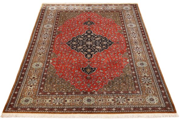 Qom Persian Rug 140 × 225 cm, Silk, hand-knotted — view 2