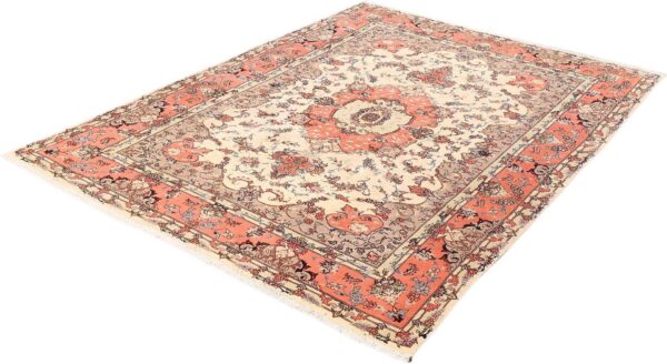 Tabriz Persian Rug 195 × 270 cm, Wool and Silk, hand-knotted — view 3 Tabriz Persian Rug 195 × 270 cm, Wool and Silk, hand-knotted — view 3
