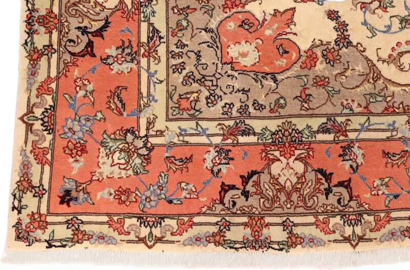 Tabriz Persian Rug 195 × 270 cm, Wool and Silk, hand-knotted — view 5 Tabriz Persian Rug 195 × 270 cm, Wool and Silk, hand-knotted — view 5